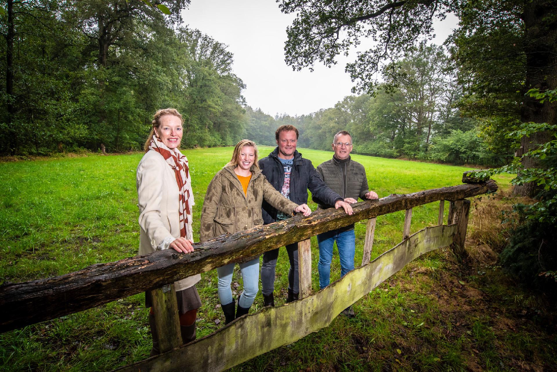Priscilla Beentjes (l), beoogd boer en boerin Sabine en Gertjan Stokkers , Han ten Dam op plek van het biologische weiland in Het Lankheet, waar begonnen wordt met een 'herenboerderij'